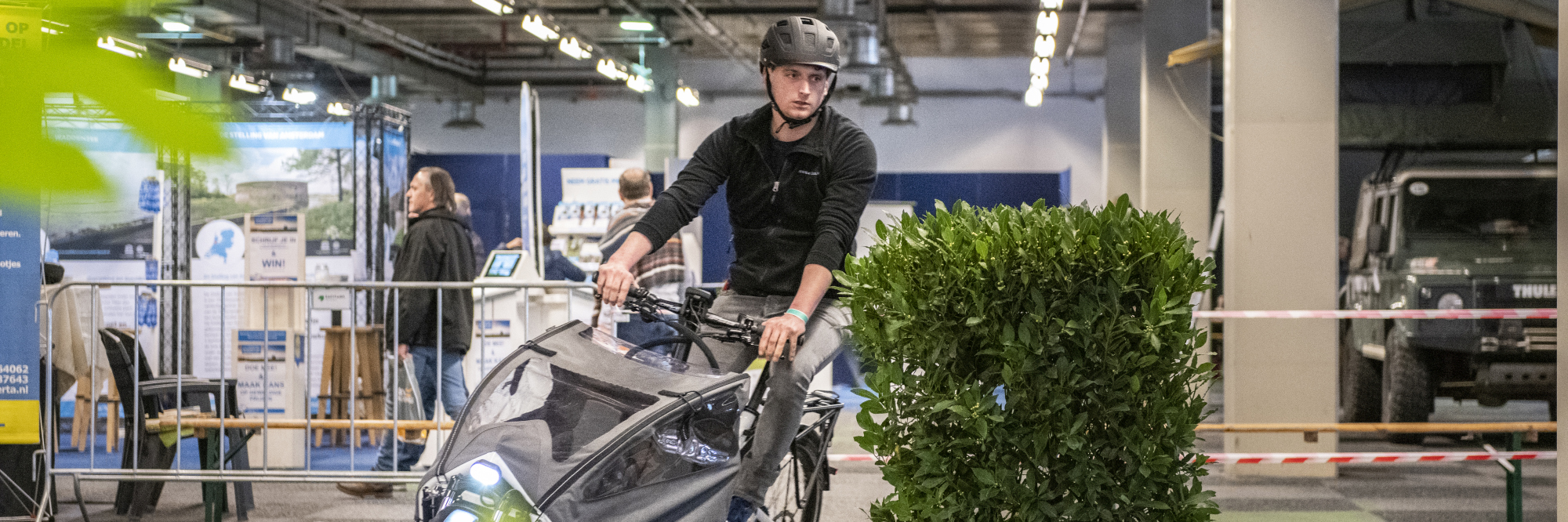 Op het grote indoor fiets- en e-bikeparcours van E-bike Challenge kun tal van modellen testen, ongehinderd door weer of wind.