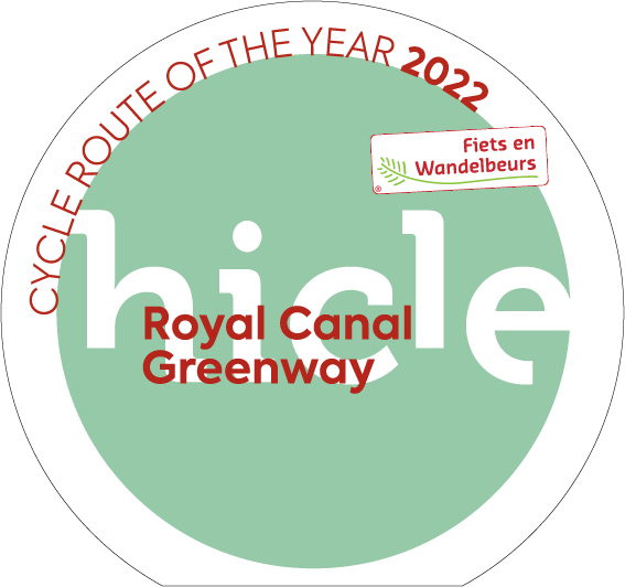 De trofee voor de Fietsroute van het Jaar 2022, toegekend aan Royal Canal Greenway