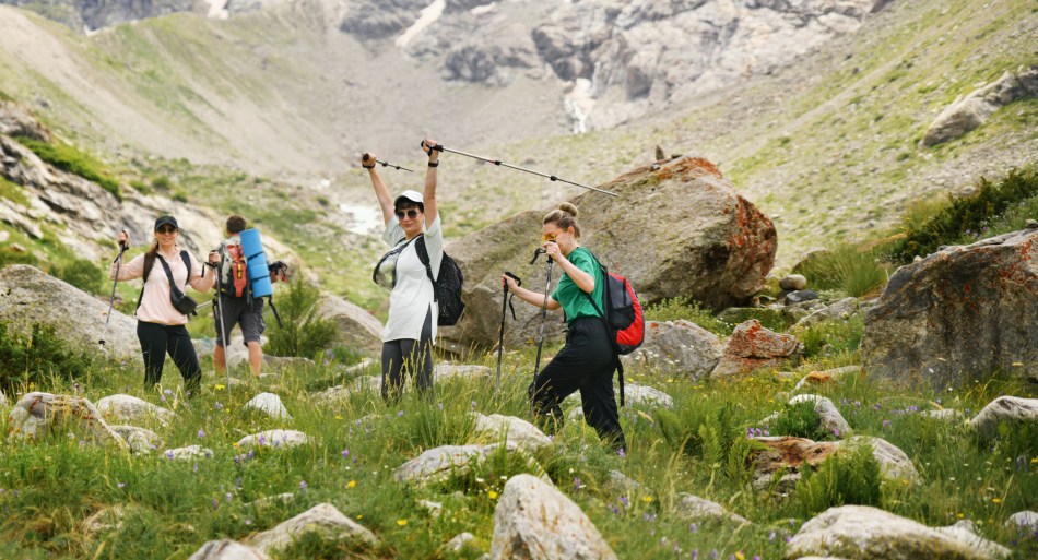 Groep jonge vrouwen maken een wandeltrekking in de bergen