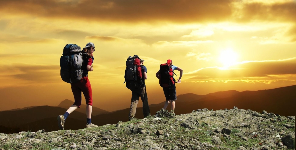 Bergwandelaars met zware rugzak op pad