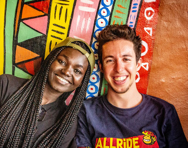Pieter Godaert van AllrideAfrika poseert met zijn vriendin