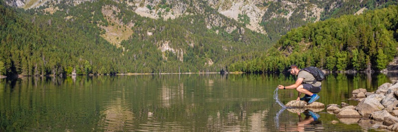 Hiker in het Parque Nacional Aigüestortes y Estany de San Maurici