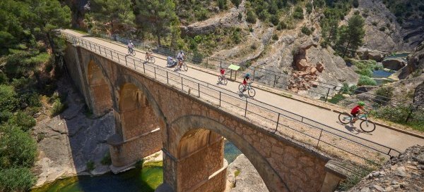 fietsen over de vies verda Val de Zafán in Catalonië