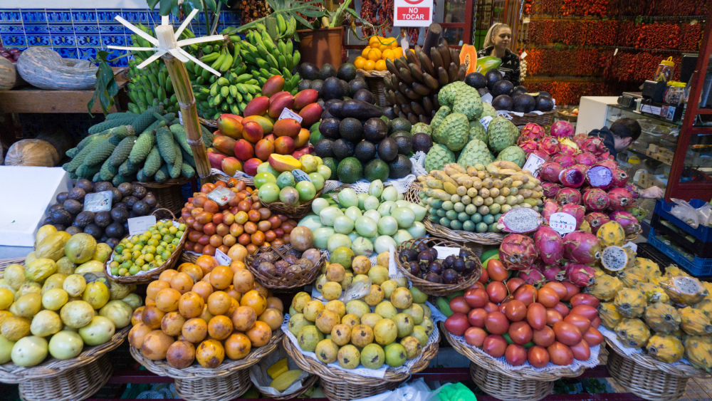 Stalletje met exotische groenten en fruit