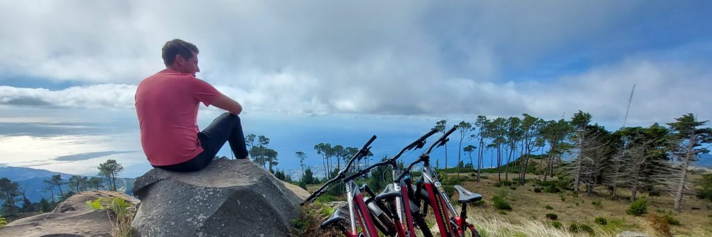 fietser kijk uit vanuit de bergen op Madeira over de zee