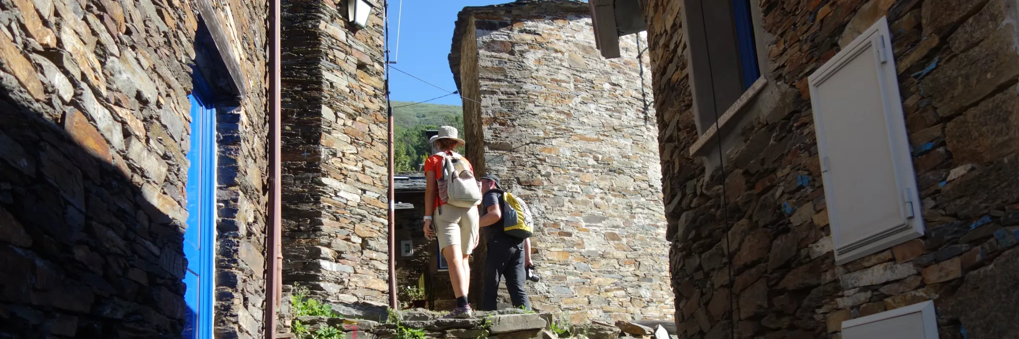 Twee wandelaars in een Portugees leisteendorpje