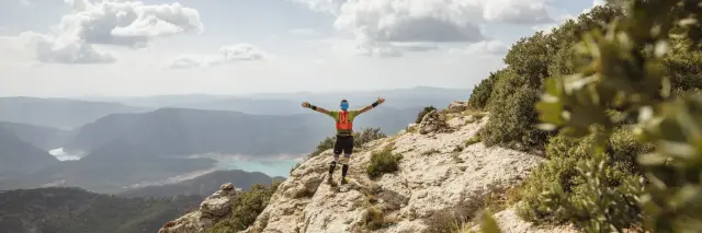 Wandelaar juicht in de Catalaanse bergen in een fantatisch panorama