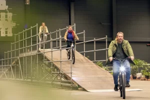 De fietsbrug is ongetwijfeld het grootste en leukste obstakel van het fietsparcours van de Fiets en Wandelbeurs