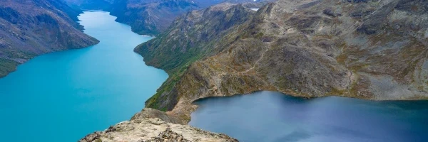 De Beseggen in Noorwegen is een bergrug tussen twee wonderschone meren