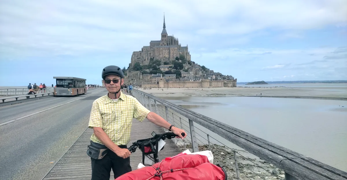 Ronie Vanhee poserend voor de Mont Saint-Michel