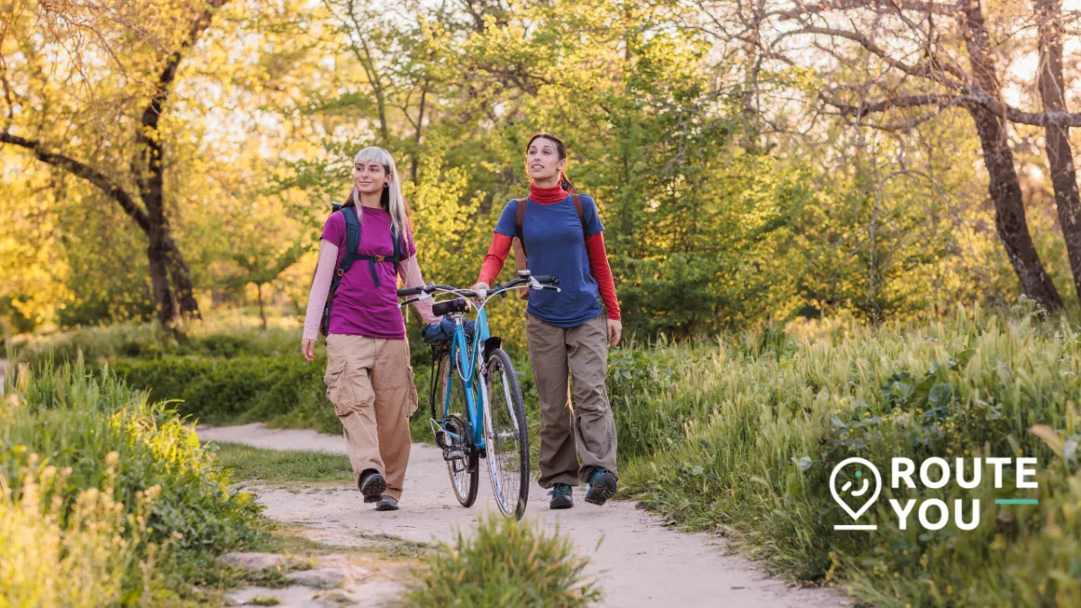 Navigeren met RouteYou: twee meiden gaan met de fiets op pad