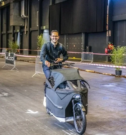 Man test een bakfiets op de E-bike Challenge, hét event voor het vergelijken en testen van elektrische fietsen