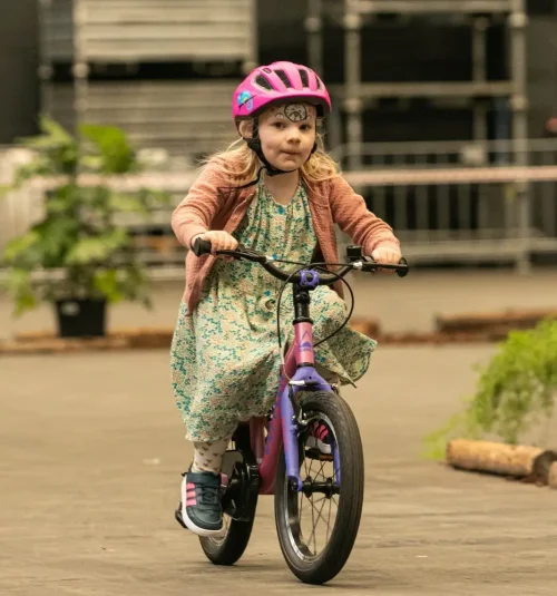 Een kind fietst rondjes op het kinderfietsparcours in Flanders Expo