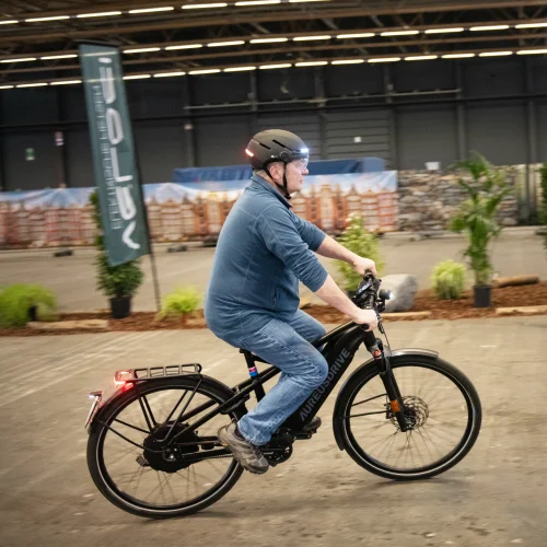 Bezoeker van de E-bike Challenge/Fiets en Wandelbeurs test een speedpedelec op het fietsparcours